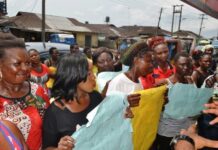 Warri Market: Market Women Surround banks and barricades roads
