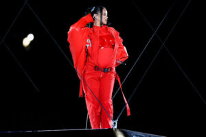 A Pregnant Rihanna Delivers a spectacular Super Bowl Halftime Performance