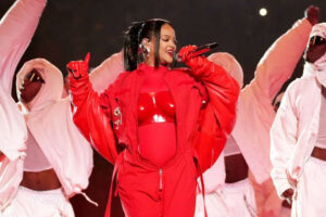 A Pregnant Rihanna Delivers a spectacular Super Bowl Halftime Performance