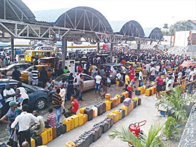 Huge Petrol lineups ground Abuja, bordering states as Petrol Supply dips  